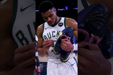 Christmas gifts don't get better than this 🎄🎁 Giannis gifts his shoes to a young Bucks fan! 💚