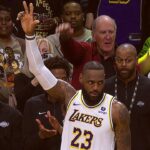 LeBron James gets a standing ovation as he reaches 40,000 career points 👏 🔥