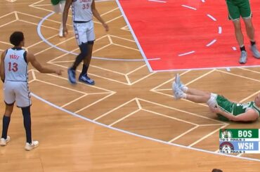 Jordan Poole points at Pritchard instead of shooting open 3 after ankle breaker 😂