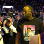 LeBron, Steph Curry & Draymond share a monent after the game ❤️