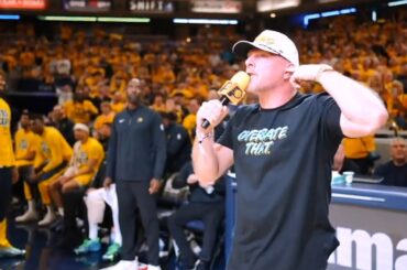 Pat McAfee had Pacers bench laughing after trash talking Knicks celeb fans 😂