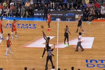 A Fan RAN on the court during the Nuggets-Clippers game in LA 🤯