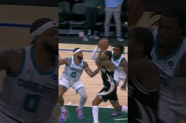 Giannis com um game-winner ABSURDO pra garantir a vitória dos Bucks! 🇬🇷🔥 #NBA #Giannis #shorts