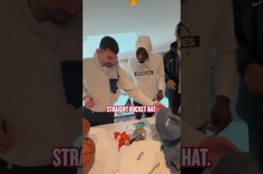 Giving the Memphis Grizzlies souvenirs for their visit to Germany! 😂 🇩🇪