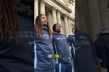 The Grizzlies pose for their team photo at St. Paul’s Cathedral in London 📸