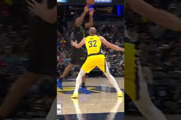 Derik Queen finds Trey Murphy III for alley-oop slam #pelicans #pacers #highlights