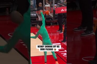 Wemby makes WILD dunk look easy 🤯