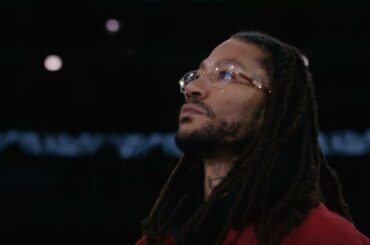 Derrick Rose sees his banner for the first time!