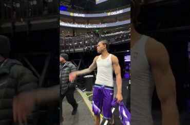 💜 Keyonte showing love to a young fan ✍️