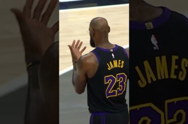 LeBron left hand THROW DOWN - an ambidextrous KING #Lakers