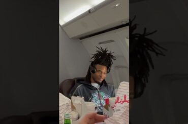 First Player of the Week honors calls for a team celebration on the plane 👏  #spurs #stephoncastle