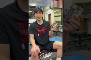 Yang Hansen reacts to his custom Portland Trail Blazers glass!