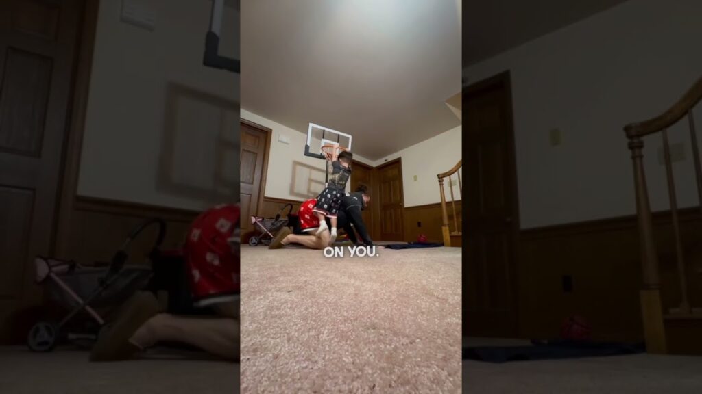 What’s better: Dad’s reaction or kid’s hoop skills?! 😤 (Via mjm.hoodieqel)