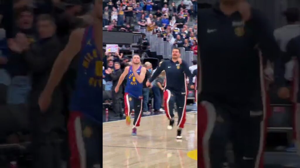 Jokić & Braun come out in a full-on sprint 🤣