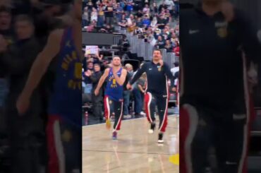 Jokić & Braun come out in a full-on sprint 🤣