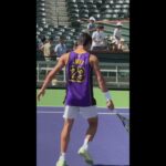 CARLOS ALCARAZ causa sensación con la camiseta de los LAKERS en INDIAN WELLS