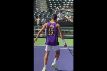 CARLOS ALCARAZ causa sensación con la camiseta de los LAKERS en INDIAN WELLS