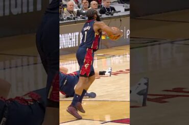 😯 This half court oop! #LetEmKnow #Cavs #JamesHarden #EvanMobley #NBA #Shorts