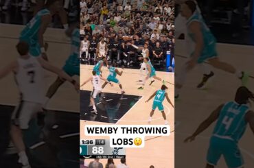 Wemby finds Kornet with an under lob on the money 😳