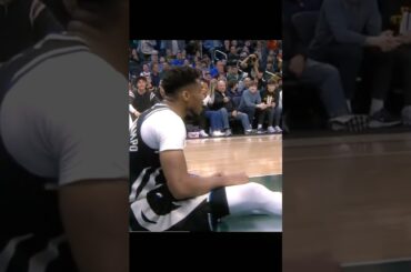 Giannis TWEAKS Knee After HUGE Dunk 😳 Trainers Hold Him Out | #nba