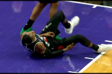 RJ Barrett leaves the game after a left shoulder injury 🫢