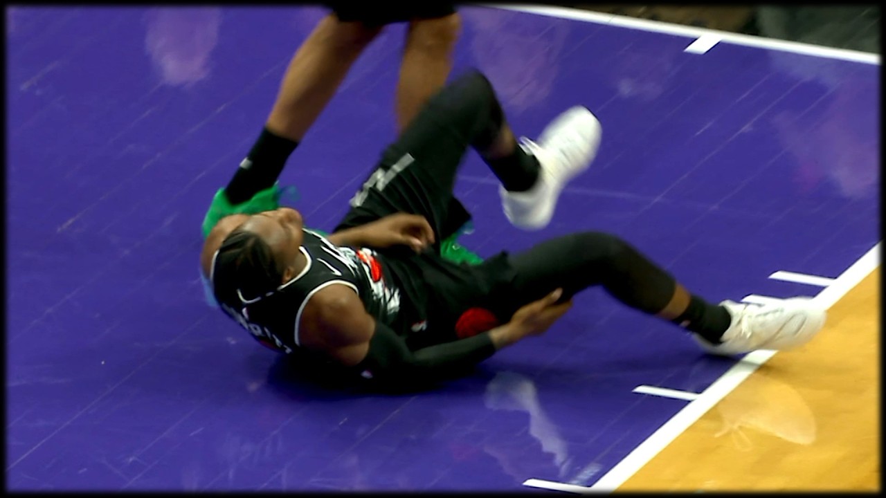 RJ Barrett leaves the game after a left shoulder injury 🫢