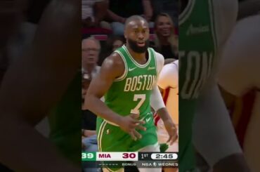 JAYLEN BROWN COM A CRAVADA DE COSTAS! 💪 #NBA #Celtics #shorts