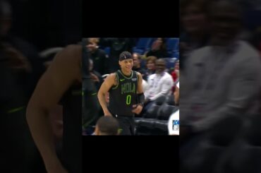 Jeremiah Fears crosses-up Suggs! #pelicans #nba #shorts