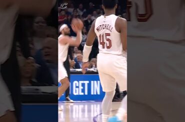 👌 Max caps a HUGE third quarter! #LetEmKnow #Cavs #MaxStrus #NBA #Shorts