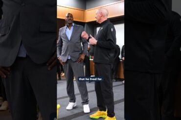 Coach Carlisle Invited Dale Davis into the Locker Room After Tonight’s Fame to Meet the Team