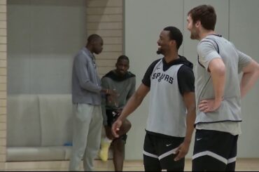 Spurs hold first practice ahead of playoffs, leaning on 2 NBA champions to prepare young core