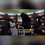 Kevin Garnett chops it up with the Wolves (via @Timberwolves/TT)