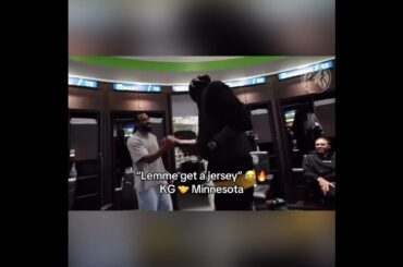 Kevin Garnett chops it up with the Wolves (via @Timberwolves/TT)