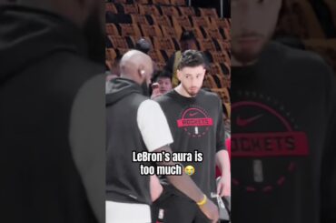 Everybody stood when LeBron showed up 🤣🤝