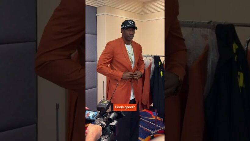 A first look of Amar'e in his Hall of Fame jacket 🧡  #shorts | Phoenix Suns
