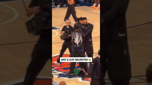 Ant was hyped to see KAT and his dad pregame last night ๐ (via: nmariebills/TT)